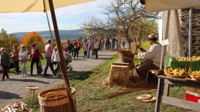 Bild: Elisabeth Götz/exb
Ein umfangreiches Aktionsprogramm wird beim Kirchweihmarkt im Freilandmuseum Oberpfalz am Sonntag, 20. Oktober, geboten.