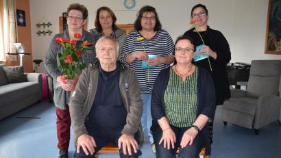 Bild: hdk
Das DO-Haus ist ihnen seit langer Zeit Arbeitsplatz oder Heimat: (stehend, von links) Carola Dreyer, Angela Engelhardt, Annette Beuttenmüller, Silke Maier, (sitzend, von links) Bewohner Arno L. und die Leiterin Doris Rhea.