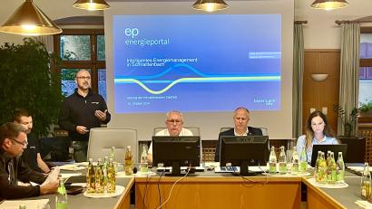 Bild: Gerhard Krones
Interessiert verfolgt der gesamte Stadtrat mit Bürgermeister Marcus Eichenmüller (Zweiter von rechts) an der Spitze die Ausführungen von Martin Schulz (stehend) von der Bayernwerk Netz GmbH zum intelligenten Energiemanagement für die Stadt Schnaittenbach