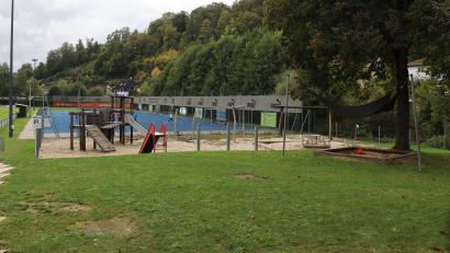 Bild: mrr
Auf dem Gelände des 1. FC Rieden soll ein Natur-Generationen-Spielplatz entstehen. Dazu wird das Kunstrasenfeld durch ein nachhaltiges Rasenkonzept ersetzt.