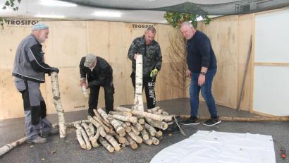 Bild: pi
Andreas Juilfs (rechts) und das Team sind mit den Aufbauarbeiten für die Vogelschau beschäftigt.