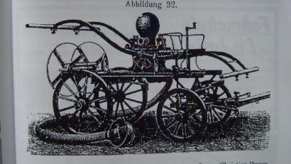 Bild: Bild Archiv Feuerwehr Ahornberg/exb
Die alte Spritze von 1875 aus der Gründerzeit der Feuerwehr Ahornberg hat längst ausgedient. An sie wird man sich bei der 150-Jahr-Feier im kommenden Jahr bestimmt noch gerne erinnern.