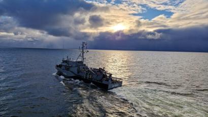 Bild: Hauptbootsmann Stephan Pagels
Auf der Suche nach potenziell tödlichen Seeminen: Bis zu zwei Wochen ist das Minenjagdboot "Sulzbach-Rosenberg" auf See durchhaltefähig. Dann muss es für die Versorgung zurück in den Hafen – vor allem, weil frische Lebensmittel und der Diesel ausgehen.