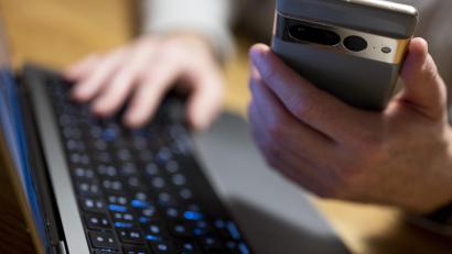 Symbolbild: Monika Skolimowska
Auf gut gefüllte Anlagekonten gibt es plötzlich keinen Zugriff mehr: Die Polizei in Schwandorf geht davon aus, dass Betrüger am Werk waren.