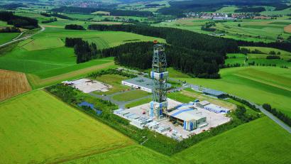 Bild: Geo-Zentrum
Das KTB-Bohrgelände mit der 83 Meter hohen Bohranlage am Ende der aktiven Bohrphase im Sommer 1994.