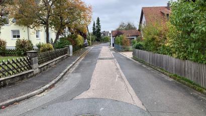 Bild: Sascha Rößler/exb
Die Neugestaltung der Straße Hohe Leite in Ursensollen ist für die Jahre 2025 und 2026 vorgesehen. Dafür sind jeweils 300.000 Euro eingeplant.