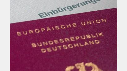Bild: Fernando Gutierrez-Juarez/dpa
Seit der Einbürgerungsreform verzeichnen die Stadt Weiden und der Landkreis Neustadt/WN deutlich steigende Zahlen bei den Einbürgerungsanträgen und den Einbürgerungen.