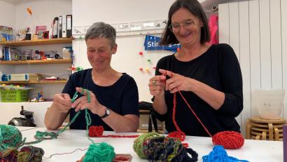 Bild: Heike Unger
Dorli Pfeiffer (links) und Christine Lottner, zwei Luftlehrerinnen aus dem Luftmuseum, haben schon mal angefangen: Sie hoffen, dass möglichst viele Unterstützer Luftmaschenketten für die Amberger Luftnacht im September häkeln.