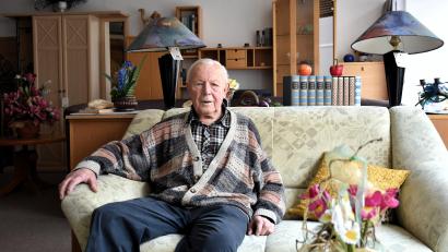 Bild: ubb
Herbert Schnurer sitzt an seinem 90. Geburtstag nicht etwa in seinem gemütlichen Wohnzimmer und lässt sich feiern. Das Foto ist in seinem Möbelhaus in Waldsassen im Schaufenster entstanden, wo der gelernte Raumausstatter mit Meistertitel immer noch sechs Stunden täglich arbeitet.