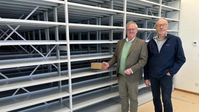 Bild: Andreas Hofmeister/Stadt Schwandorf/ exb
Der Umzug ins neue Stadtarchiv – für Oberbürgermeister Andreas Feller (links) ein Aushängeschild – wird vorbereitet. Rechts im Bild Stadtarchivar Josef Fischer.