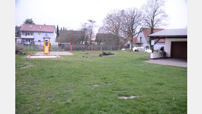 Bild: ak
Auf dieser Fläche angrenzend an das bestehende Feuerwehrgerätehaus (rechts) soll der Dorftreff Kirchenlaibach entstehen. Der Spielplatz wird in Richtung Kita verlegt.