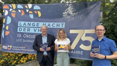 Bild: ge
Zur "Langen Nacht der VHS" laden Landrat Richard Reisinger, Leiterin Claudia Mai und ihr Stellvertreter Thomas Rode (von links) ein.