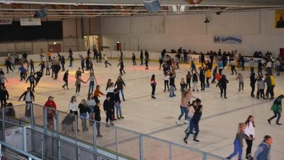 Bild: jr
Die neue Saison 2024/2025 in der Mitterteicher Eissporthalle kann beginnen. Zum Auftakt am Kirchweihsamstag, 19. Oktober, ist ein Familientag bei freiem Eintritt angesetzt.