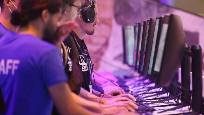 Bild: Oliver Berg/dpa
Messebesucher testen ein Computerspiel bei der Gamescom 2022.