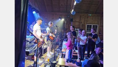 Bild: hzi
Gruppe M6 Mystery, die Musiker stammen aus dem VG-Bereich bzw. Neustadt am Kulm zusammen mit den „Super-Groupies“.