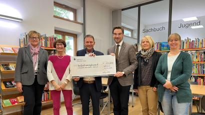 Bild: Dominik Hopperdietzel
Zur Spendenübergabe kamen von links: Leiterin des Kulturamtes Sabine Guhl, Waltraud Koller-Girke, Oberbürgermeister Jens Meyer, „Pro Libris“-Vorsitzender Stephan Oetzinger sowie die beiden Bibliotheksleiterinnen Ruth Neumann und Katja Sauermann