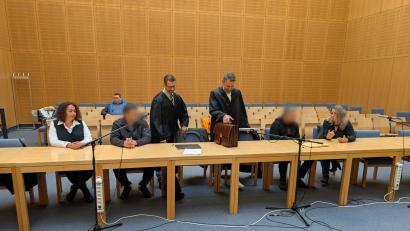 Bild: Wolfgang Würth
Die beiden Angeklagten mit ihren Verteidigern Matthias Haberl (Dritter von links) und Rouven Colbatz (Dritter von rechts) und den beiden Dolmetscherin.