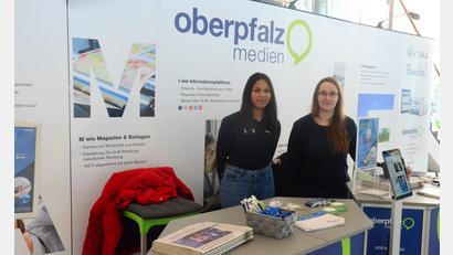 Bild: Kunz
Oberpfalz-Medien mit Infos und Gewinnspiel vor Ort.