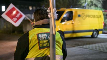 Bild: Hannes P. Albert/dpa
Die Gewerkschaft Verdi ruft Beschäftigte des Geld- und Werttransportes zu ganztägigen Warnstreiks in allen Bundesländern auf.