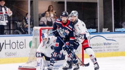 Bild: Jan-Malte Diekmann
Maximilian Kolb (rechts, im Zweikampf mit dem Kasseler Jake Weidner), Verteidiger bei den Blue Devils Weiden, analysierte gegenüber Oberpfalz-Medien, weshalb es beim DEL-2-Aufsteiger ergebnistechnisch kriselt.