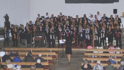 Bild: Michael Meier
Der Singkreis Herz Jesu, der Chor „Horizont“, der Gospelchor „Good News“ und der Katharinenchor Wunsiedel gestalteten ein Benefizkonzert in der Herz-Jesu-Kirche in Marktredwitz.