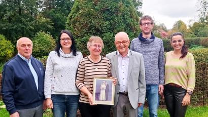 Bild: fpoz
Evi und Joseph Daubenmerkl (in der Bildmitte mit dem Hochzeitsfoto) freuten sich über die Glückwünsche zur Goldenen Hochzeit. Es gratulierten (von links) Seniorenbeauftragter Gerhard Weber, Tochter Beate, Sohn Michael und Bürgermeisterin Margit Bayer.