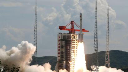 Bild: Zheng Bin/Xinhua/AP/dpa
Eine Trägerrakete vom Typ Langer Marsch 6 hebt mit einer neuen Satellitengruppe ab. (Archivbild)