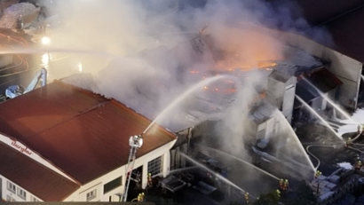 Bild: Gustl Beer
Während der Großbrand in der Lagerhalle wütete, hielt die Brandmauer zum vorderen Teil des Gebäudes der Hitze und den Flammen stand. Brandstiftung scheidet nach Auskunft der Polizei als Ursache aus.