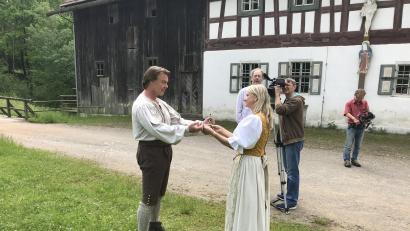 Bild: Dietmar Kiermaier/exb
Volker Bengl (links) im historischen Kostüm und Dietmar Kiermaier (hinten in hellblau) hinter der Kamera.
