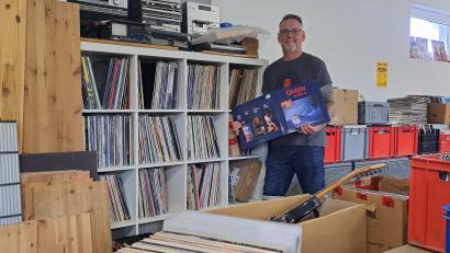 Bild: Udo Bartsch/fph
Zwischen Schallplatten und Unterhaltungselektronik: Rainer Müller in seinem gut gefüllten Lager.