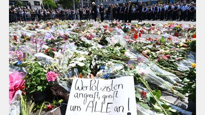 Archivbild: Bernd Weißbrod, dpa
7. Juni 2024: Blumen und Kerzen auf dem Marktplatz in Mannheim bei einer Gedenkminute für den getöteten Polizisten.