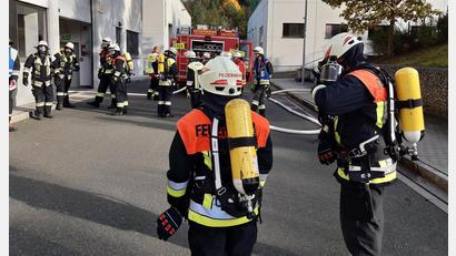 Bild: Roland Löb, FFW Neuhaus/Pegnitz
Bei einem Brand in einem Industrietrieb in Neuhaus waren insbesondere die Atemschutzträger der Feuerwehren gefragt. Auch die Auerbacher Wehrleute waren vor Ort.