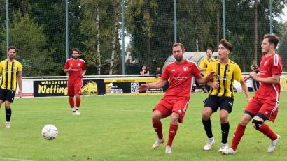 Archivbild: Gebert
Kreisliga-2-Spitzenreiter FC Tirschenreuth (gelbe Trikots, Szene vom 5:1-Sieg gegen den TSV Konnersreuth) bestreitet am Wochenende zwei Heimspiele: am Freitag gegen den TSV Waldershof und am Sonntag gegen den SV Mitterteich II.