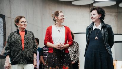 Bild: Lena Scharl (BHS Corrugated)
Die Künstlerinnen mit (von links) Irene Hey, Barbara Bayer und Susanne Kempf.