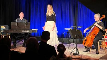 Bild: Reinhard Fütterer
Das Trio American Songbook mit (von links) Albert Sommer, Laura Demjan und Ute Sommer.