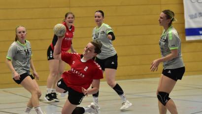 Archivbild: ham
Verena Luley (am Ball) und ihre Teamkolleginnen von der HSG sind in Estenfeld zu Gast.