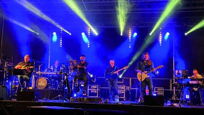 Bild: Konrad Jedelhauser
Die Tributband MTW kommt mit Songs von S.T.S. nach Zeitlarn.