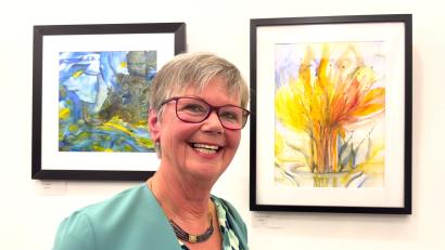 Bild: Peter Ringeisen
Künstlerin Gerti Räß vor Bildern ihrer Ausstellung im Foyer des Amberger Rathauses.