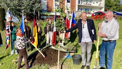 Bild: Gerhard Krones
Diemeringens Bürgermeisterin Nicole Oury (links) und Hartmut Schendzielorz (rechts) pflanzen gemeinsam einen "Baum der Freundschaft"