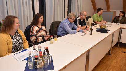 Bild: no
Die Jugendbeauftragte Selina Englhard (ganz rechts) im intensiven Meinungsaustausch mit den Vertretern der Gruppierungen und Vereine, welche in der Gemeinde aktive Nachwuchsarbeit betreiben.