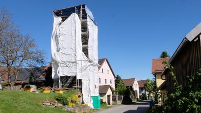 Bild: le
Hinter der weißen Plane verbirgt sich der Glockenturm von Schlattein.