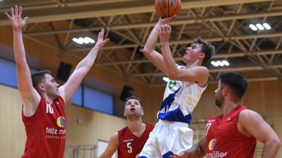 Bild: btg
René Deinlein (Zweiter von rechts) und die Weidener Basketballer haben eine schwere Heimaufgabe vor sich.