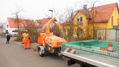 Bild: Susanne Uschold, Stadt Amberg
Der Großhäcksler der Stadtgärtnerei zerkleinert Äste und Schnittgut.