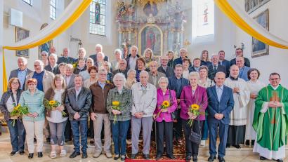 Bild: ws-fotografie
Die 21 Jubelpaare mit Pfarrer Konrad Amschl, Pastoralreferentin Maria Wagner, Pfarrgemeinderatssprecher Markus Fichtner, Kirchenpfleger Marco Morgado und Kommunionhelfer Tobias Franz.