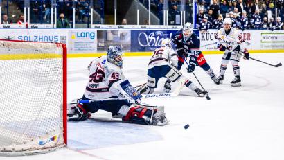 Bild: Tobias Neubert
Blue-Devils-Stürmer Fabian Voit (Dritter von links) scheiterte mit diesem Versuch an Ilya Sharipov im Tor der Ravensburg Towerstars.