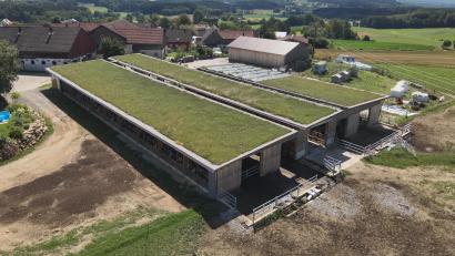 Bild: Armin Hobauer/AELF Regensburg-Schwandorf/exb
In Lind bei Oberviechtach bauten Johann und Julia Albang einen Holzstall für ihre Tiere.