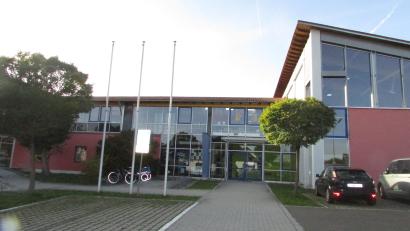 Bild: sei
Im Sommer ist die Hitze in der Marktbibliothek unerträglich für die Mitarbeiterinnen, die dort ehrenamtlich arbeiten und auch für die Leser. Deshalb werden die Räume nun klimatisiert.
