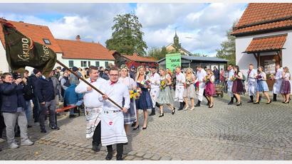 Bild: whü
Vor zahlreichen Zuschauern marschierten die Kirwabuschen und -madla am Dorfplatz auf.