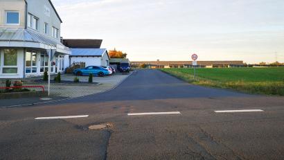 Bild: lnz
Auf der Oberteicher Straße in Mitterteich gelten künftig ab der Abzweigung von der Marktredwitzer Straße bis zum Ortsende Tempo 30 und ein einseitiges absolutes Halteverbot (im Bild auf der rechten Seite). Im Hintergrund ist das neue Logistikzentrum der Schott AG zu sehen.