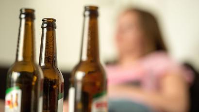 Symbolbild: Alexander Heinl
Wenn das Feierabendbier immer mehr und zur Gewohnheit wird: Beim Kampf gegen die Sucht bieten die Anonymen Alkoholiker seit 50 Jahren Austausch und Hilfestellung in Weiden.